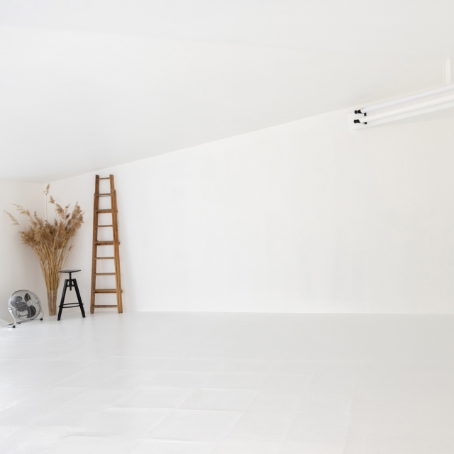Baltā fotostudija. 49m2. 7m baltā siena. Spīdīga balta grīda.