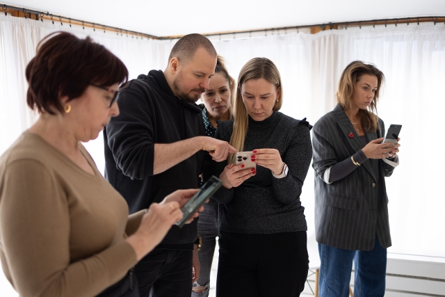 Telefonu fotokursi. Pasniedzējs ar studentiem.