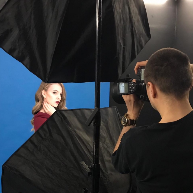 Portretu fotosesija uz zilā fona fotostudijā. Kopā ar klientiem izvēlamies fonus.