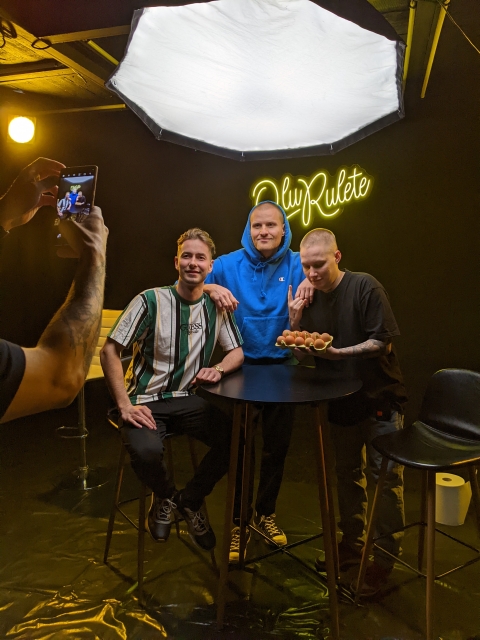 Grupa Olas arī bija pie manis. Filmēja daudz sērijas ar slaveniem cilvēkiem. Youtubē var noskatīties
