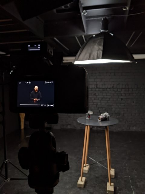 Filmēju ļoti nopietnu video savā melnajā fotostudijā.