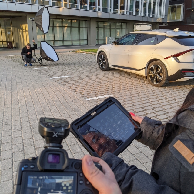 Reklāmas fotosesija pie klientiem lokācijā. Klienti seko līdz manā ipadā.