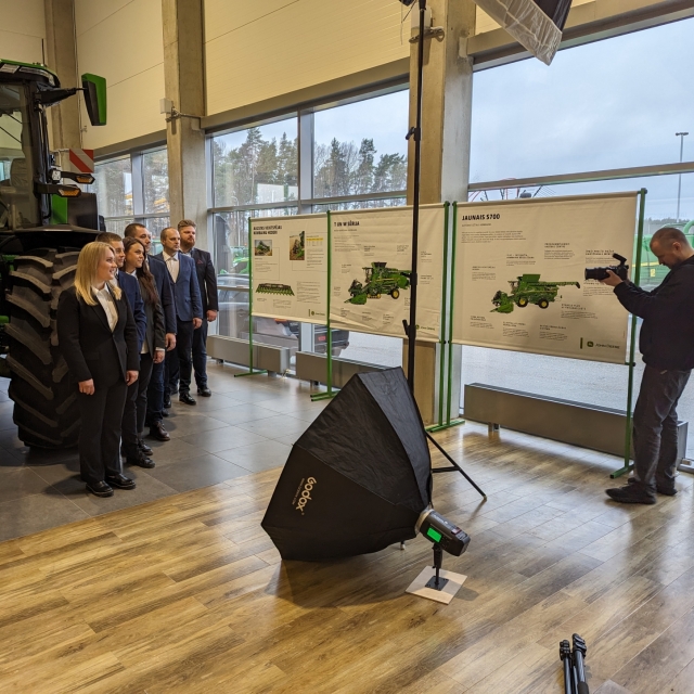 Izbraukuma fotosesija pie klientiem uz veikalu. Komandas kopbildes pie produkcijas.