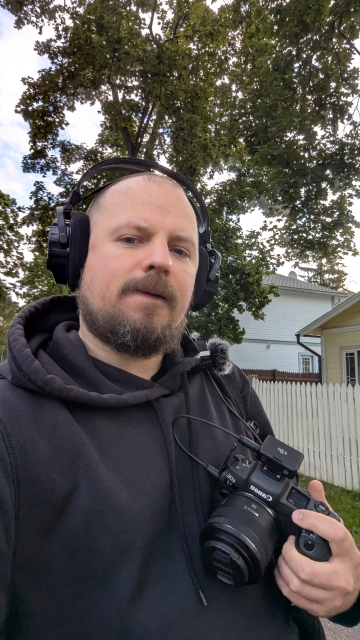 Atkal kautko filmē. Austiņas kā DJ Bobo, lai labāk dzirdētu audio.