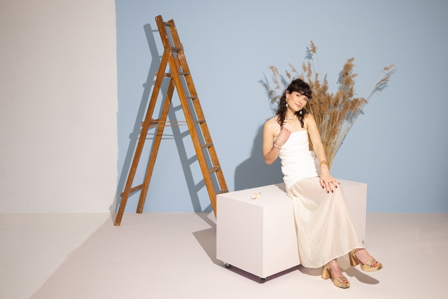 Ar dabas elementiem fonā.