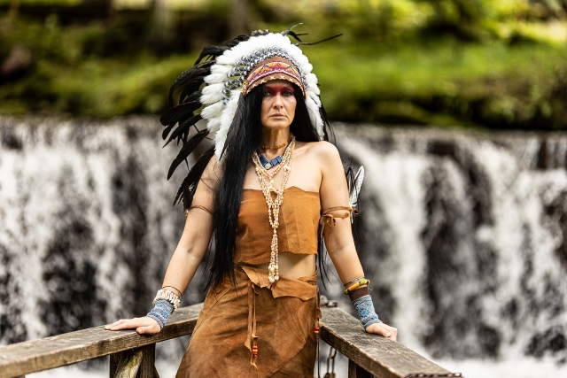 Modele indiāņa tēlā pie Siguldas ūdenskrituma.