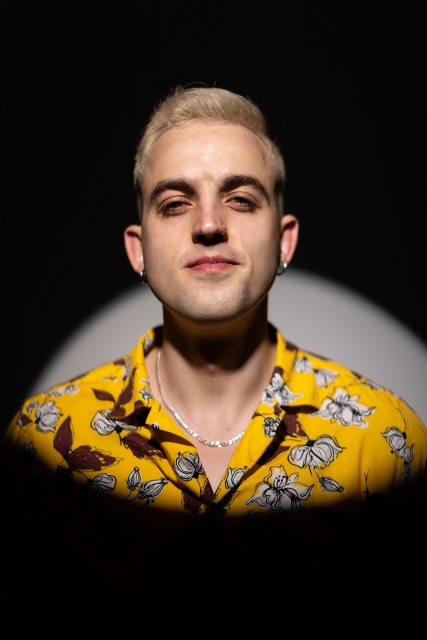 Vīrieša portreta fotosesija prožektora gaismā.