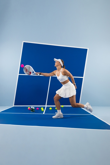 Padel tenisa fotosesija zilā fotostudijā.