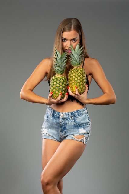 Mārketinga fotosesija ar ananasu.