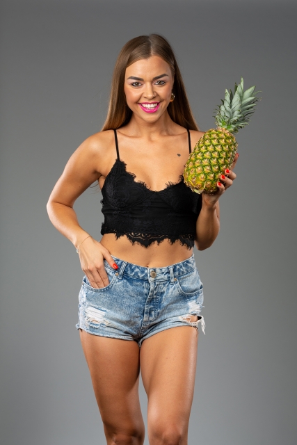 Sieviete, reklamējot skaisti iedegušu ķermeni.