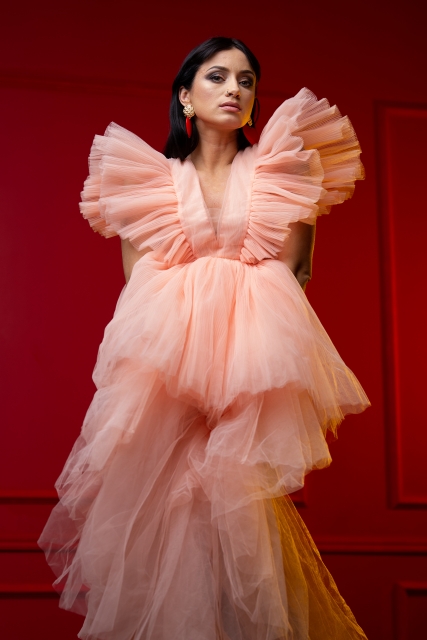 Krāšņa sieviete krāšņā kleitā. 