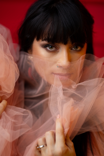 Brīva, neatkarīga un iedvesmojoša. Fotosesija ar stāstu, kas runā caur bildēm.