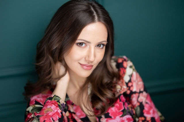 Vienā fotosesijā dažādas bildes - pilna auguma bildes, portrets un spēles ar gaismu.