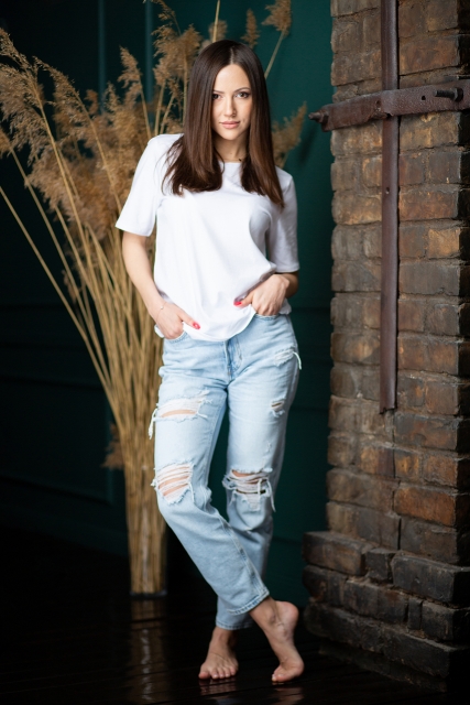 Pilna auguma sievietes portrets ar izteiksmīgu krāsu salikumu.