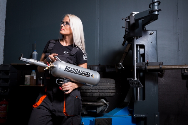 Ko spēcīgas sievietes dara, kad vīrieši nav garāžā?