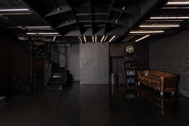 Melnas ķieģeļu sienas, melnas trepes, izcils apgaismojums, ģērbtuve - izteiksmīgam rezultātam.