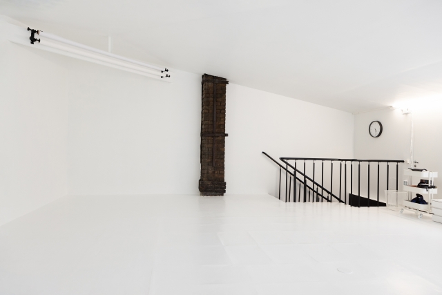 Atrodas Fotostudijas 3. stāvā ar lieliem, gaišiem logiem. Spēj savaldzināt.