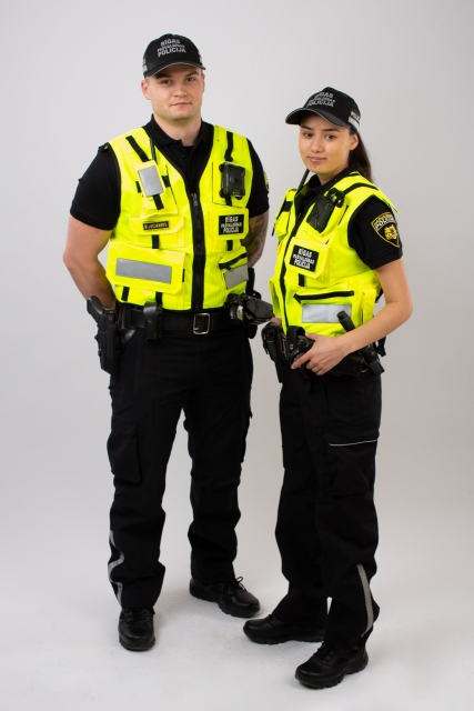 Darbinieku fotosesija ar darba apģērbu un aprīkojumu.