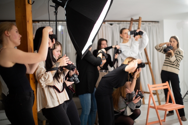 Jūs iemācīsieties strādāt ar fotostudijas gaismām.