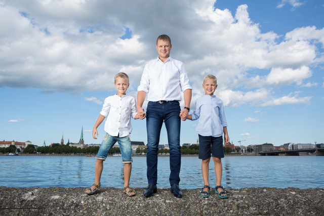 Jūsu bildes uz Rīgas fona pie Daugavas upes.