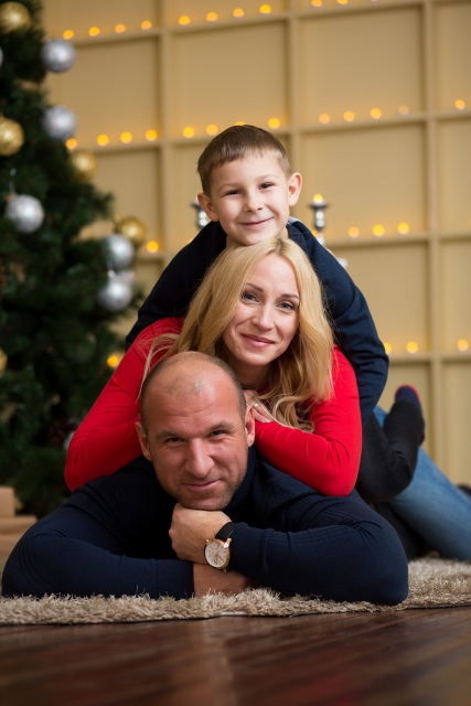 Ģimenes portretu fotosesija pie eglītes.