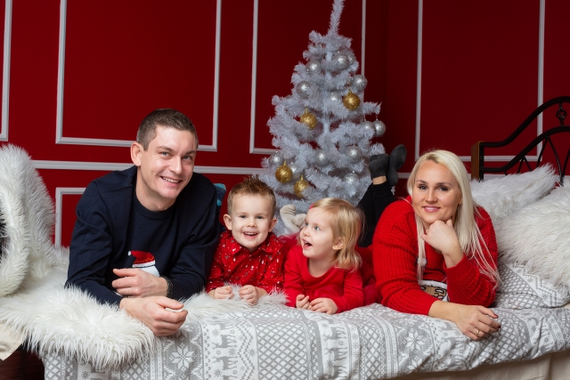 Ziemassvētku fotosesija svētku tematikā.