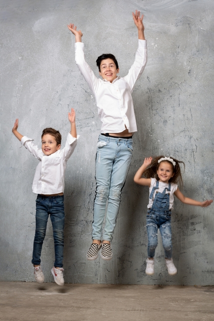 Bērnu kopbildes kustībā un rotaļās.