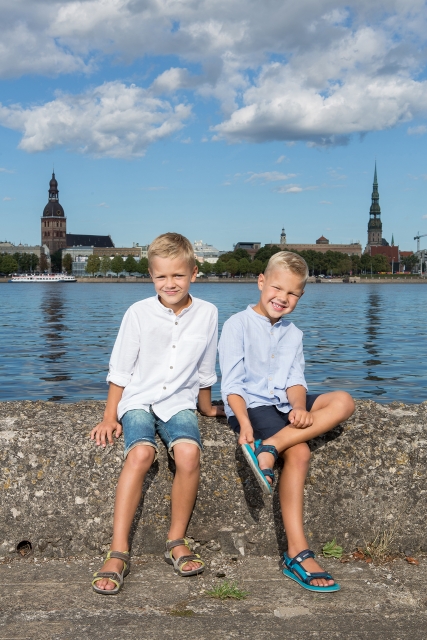 Bērni pie Daugavas izbraukuma fotosesijā. 